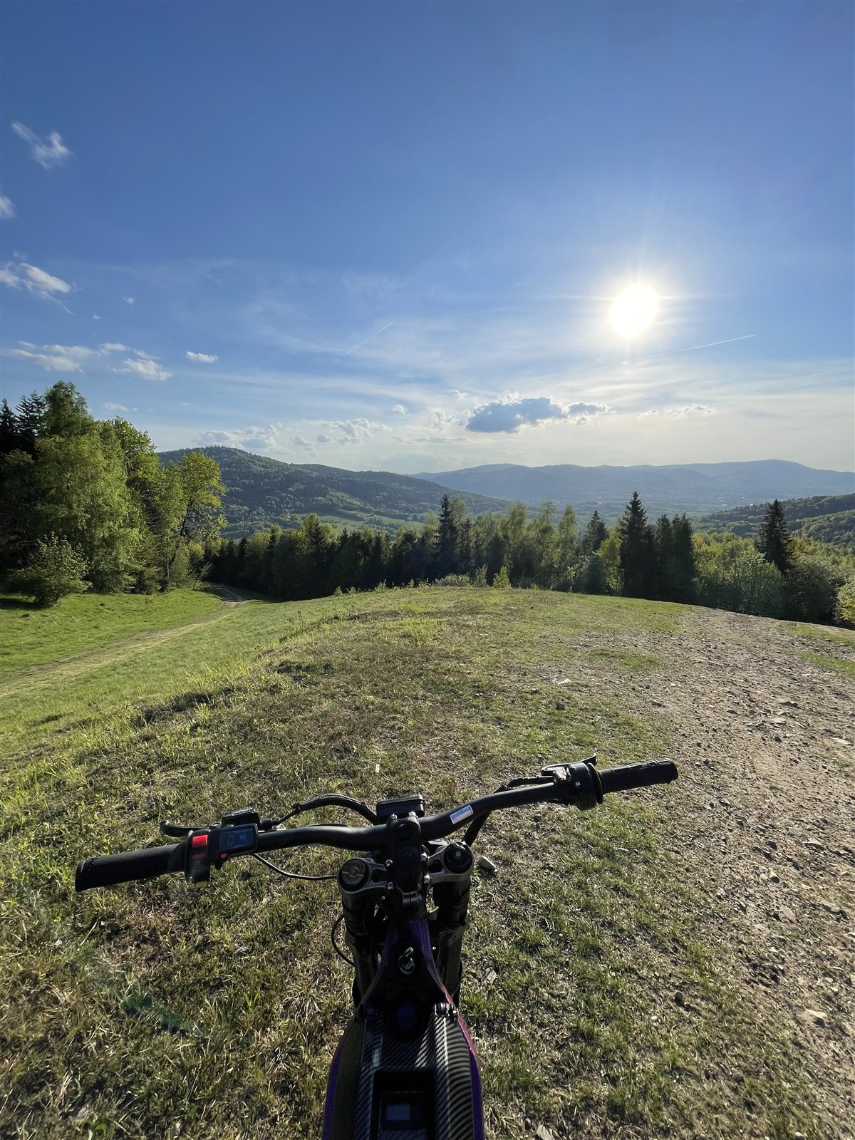 Widok z kierownicy Sur-Ron na panoramę Beskidu Żywieckiego