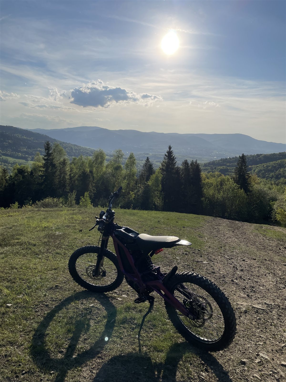 Sur-Ron Light Bee X na szczycie z panoramą gór